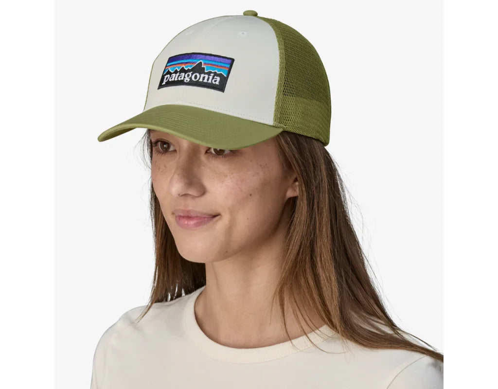 Sapca Patagonia Unisex P-6 Logo Lopro Trucker White W/Buckhorn Green