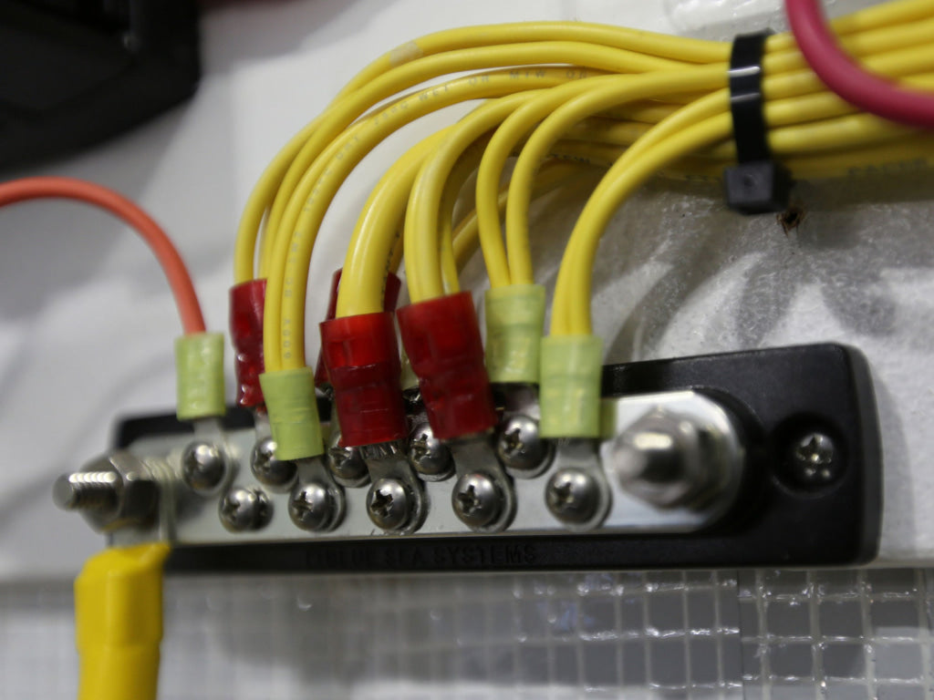 Busbar BlueSea 150A - 10 borne cu capac