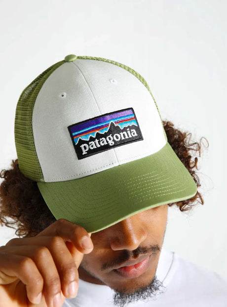 Sapca Patagonia Unisex P-6 Logo Lopro Trucker White W/Buckhorn Green