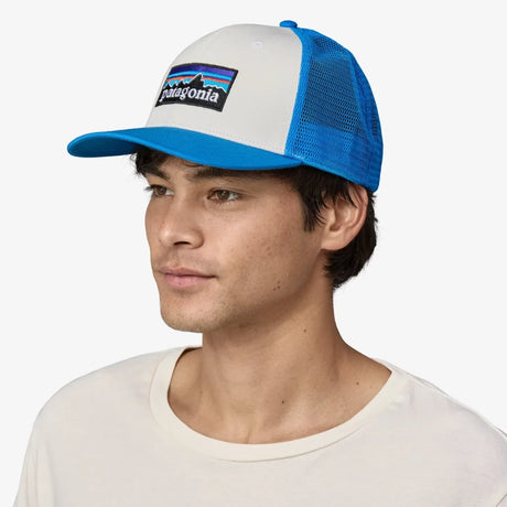 Sapca Patagonia Unisex P-6 Logo Trucker White W/Vessel Blue